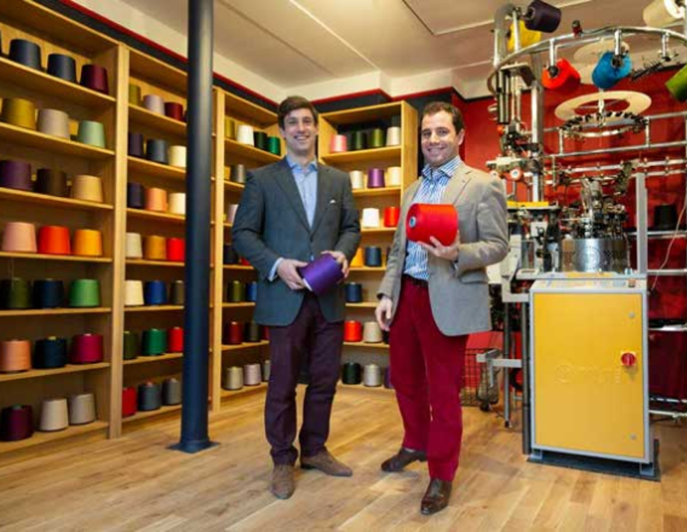 Una macchina Busi® sotto la Tour Eiffel. Le calze che incantano Parigi